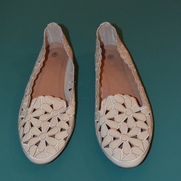 Floral Patched Embroidered Cream Upper Women's Flats Foam Padded Inner Shoes7/38 - Picture 1 of 5